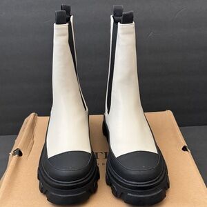 NEW- Portland Boot Company Two-Tone Bone + Black Chelsea Boots size 7.5